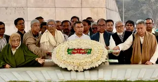 ১৮ বছর পর বাবার কবরের সামনে তারেক রহমান